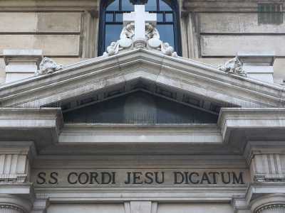 Sull'architrave � invece posta la scritta latina S.S. Cordi Jesu Dicatum